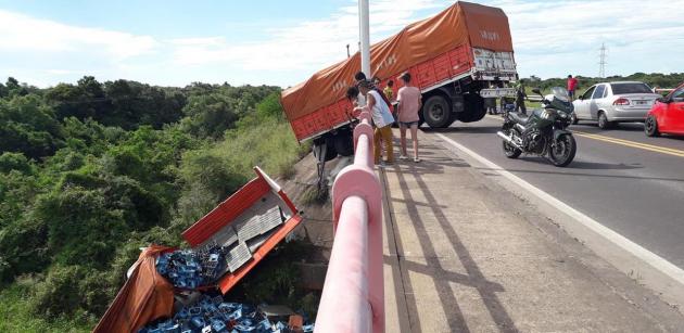 Accidente en el puente Chaco Corrientes produjo el derrame de gran